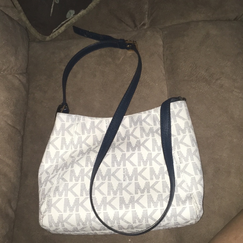 •Michael Kors Crossbody•
